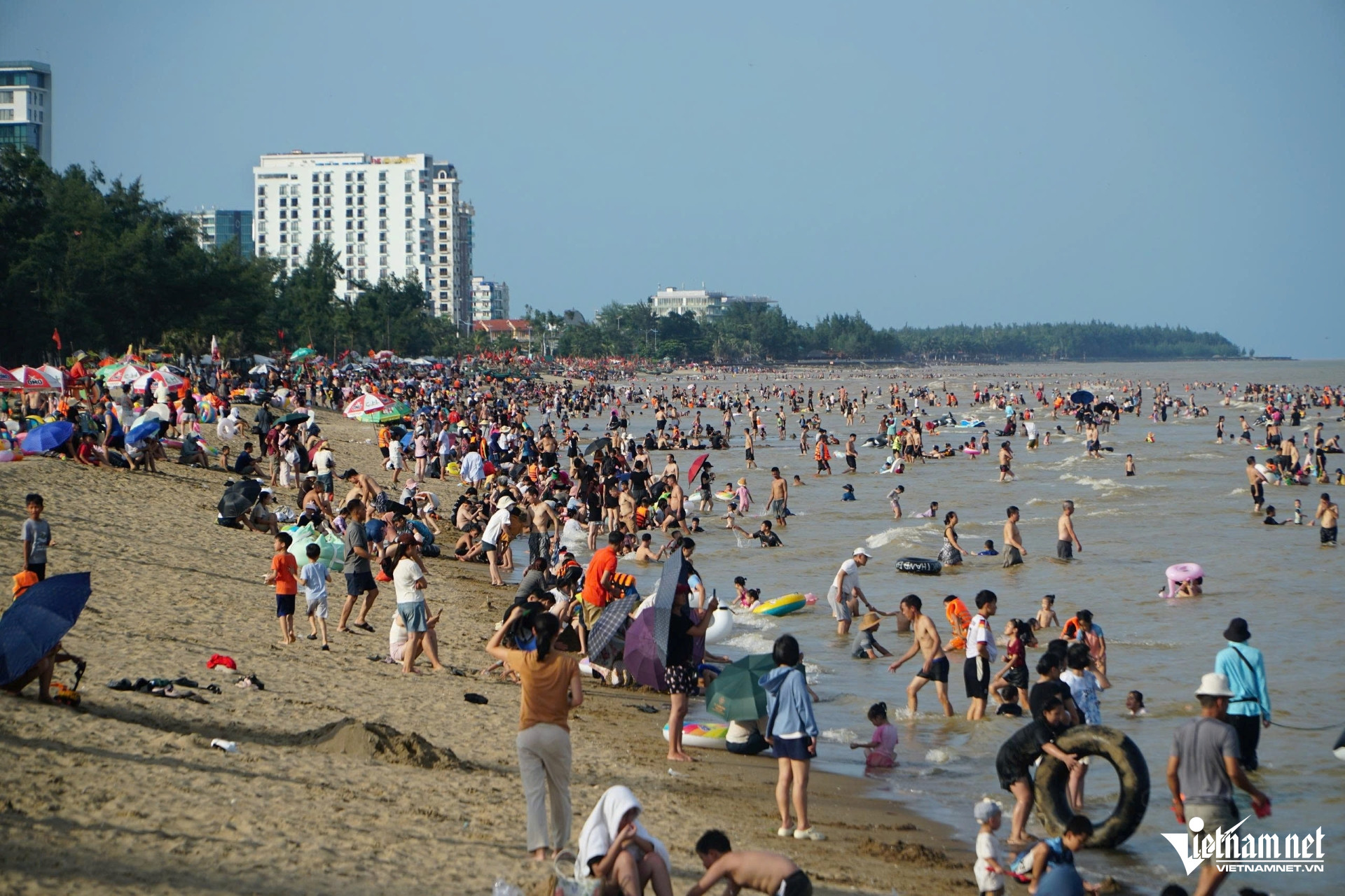 W-a1Biển Sầm Sơn đông nghịt.jpg
