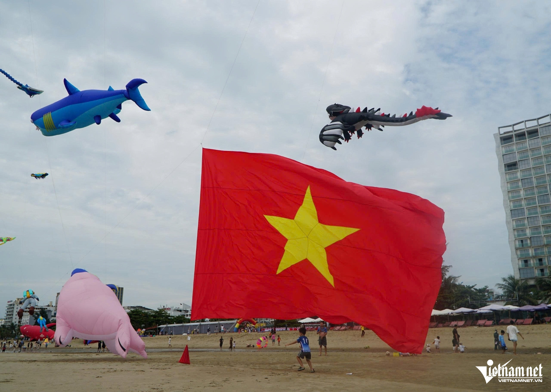 W-a2Biển Sầm Sơn đông nghịt.jpg
