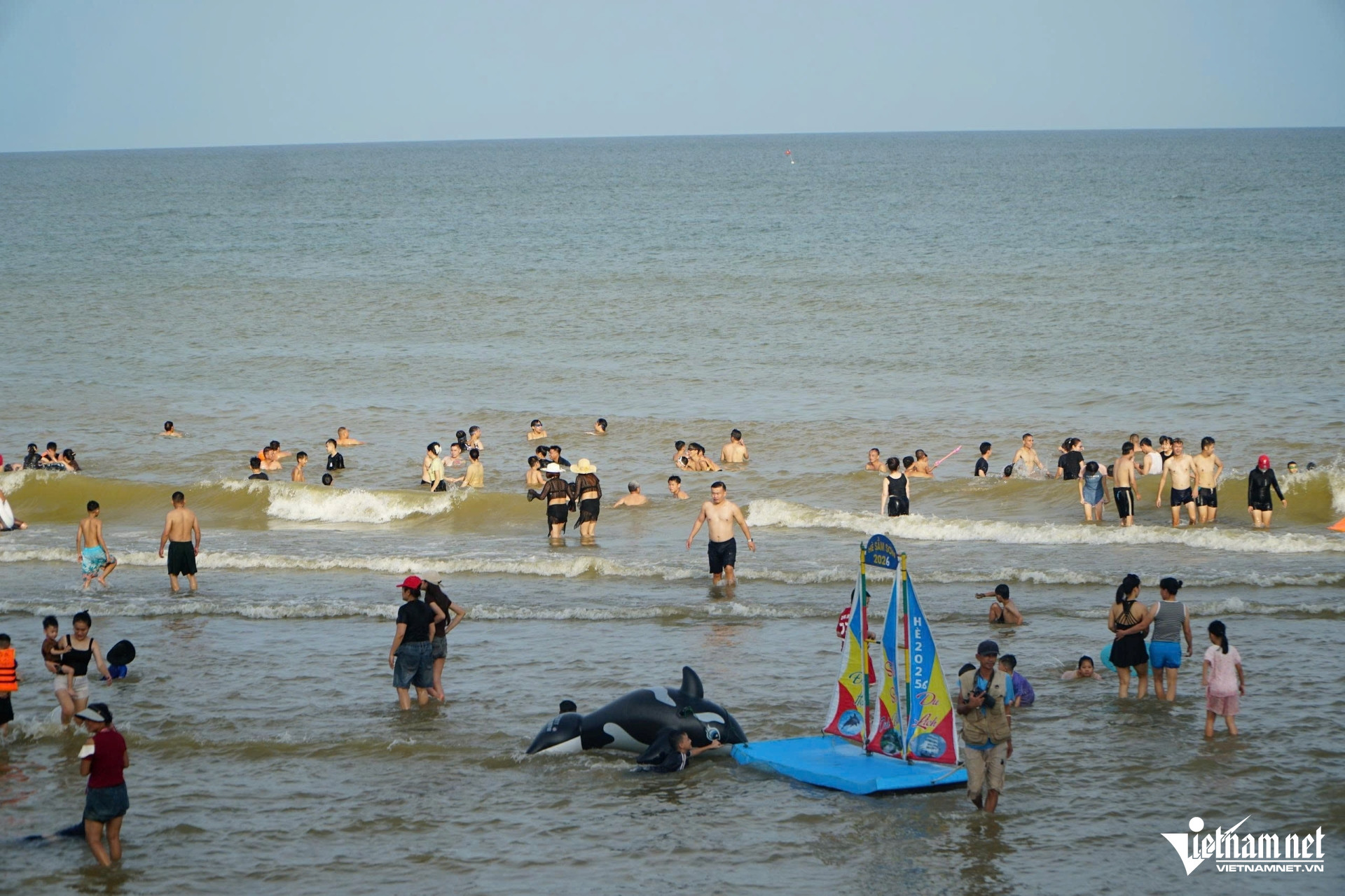W-a4Biển Sầm Sơn đông nghịt.jpg