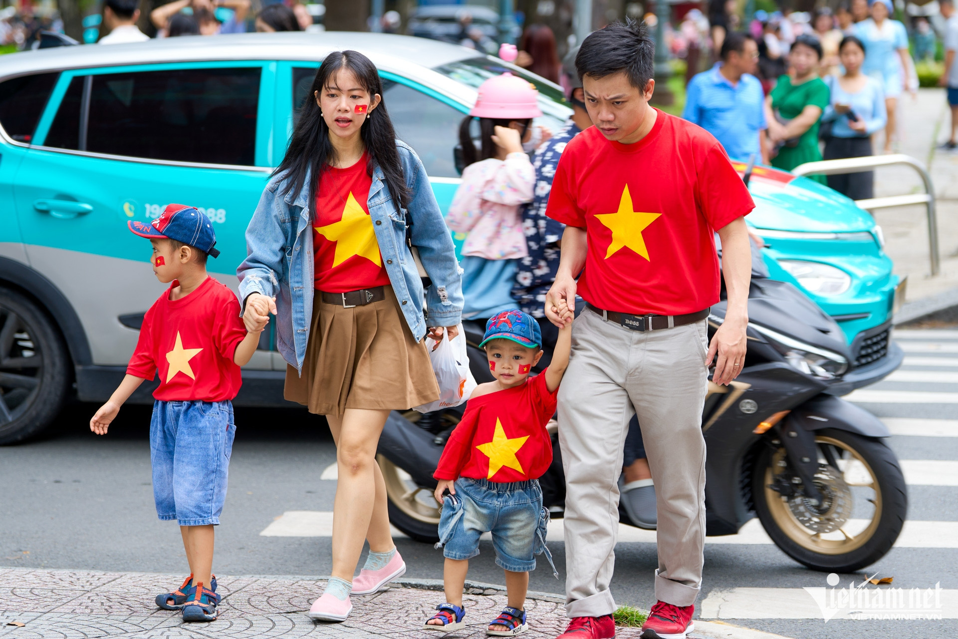W-TPHCM cờ hoa quốc khánh Tuấn Hùng 11.jpg