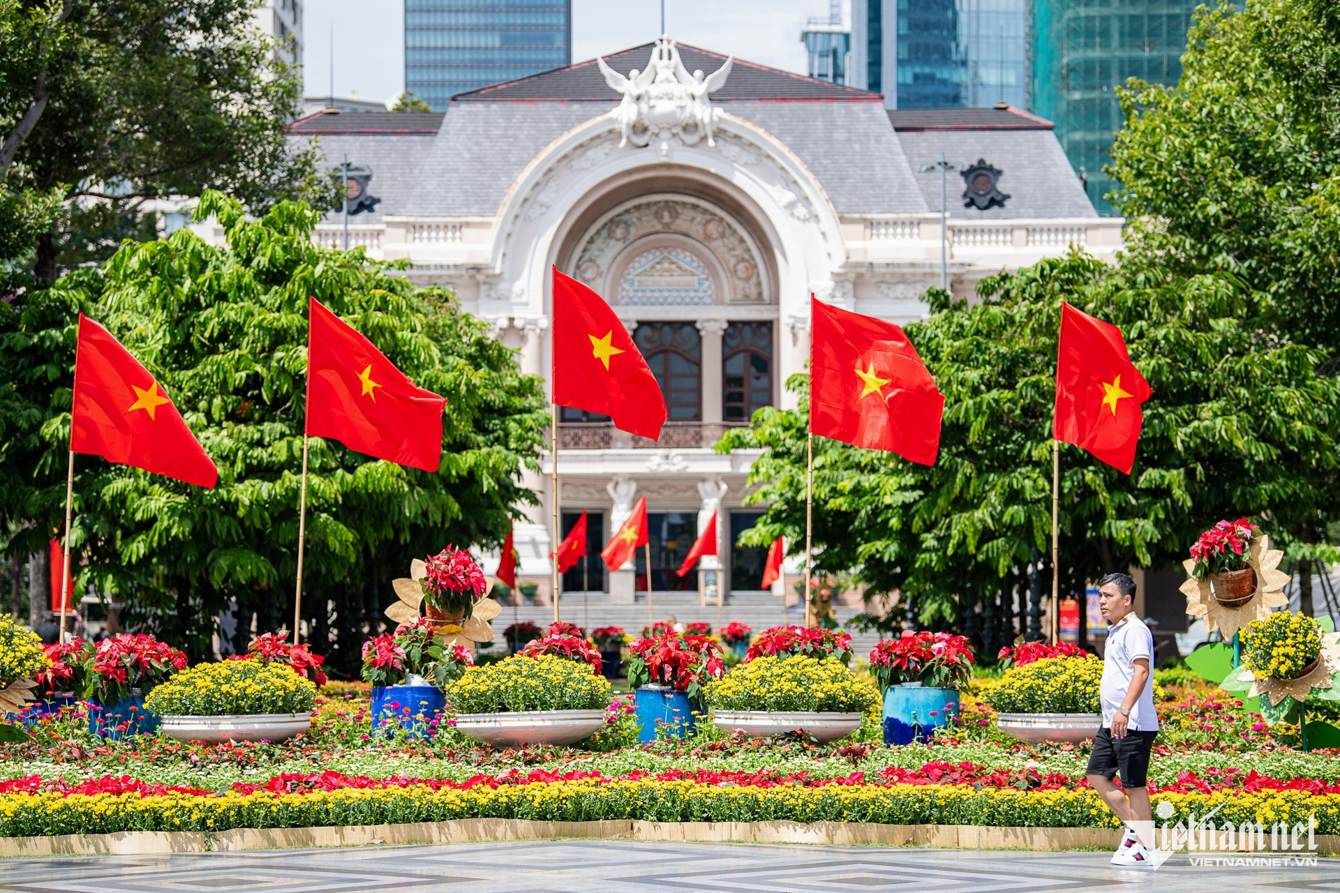 W-TPHCM cờ hoa quốc khánh   Tuấn Hùng 14.jpg