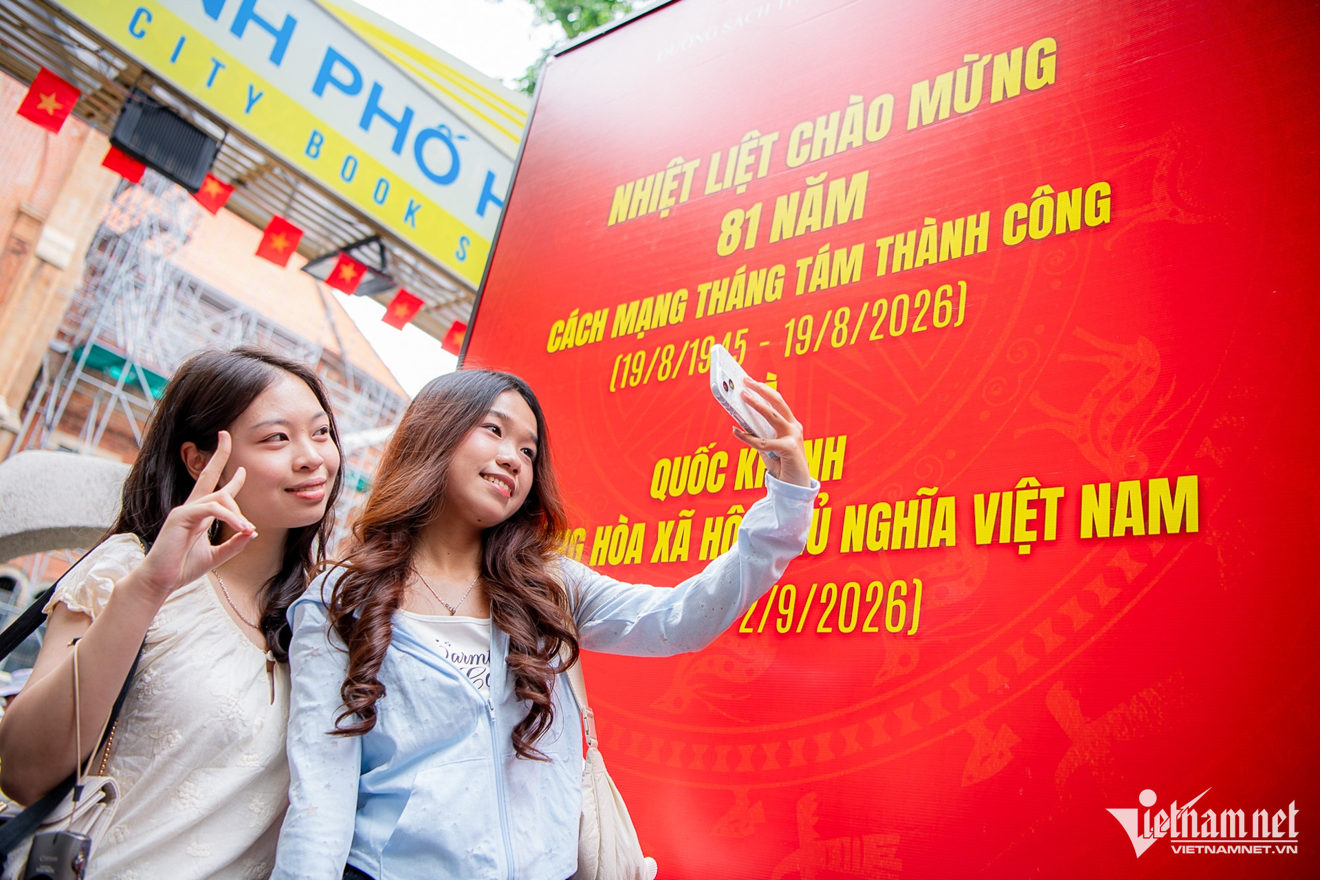 W-TPHCM cờ hoa quốc khánh   Tuấn Hùng 24.jpg
