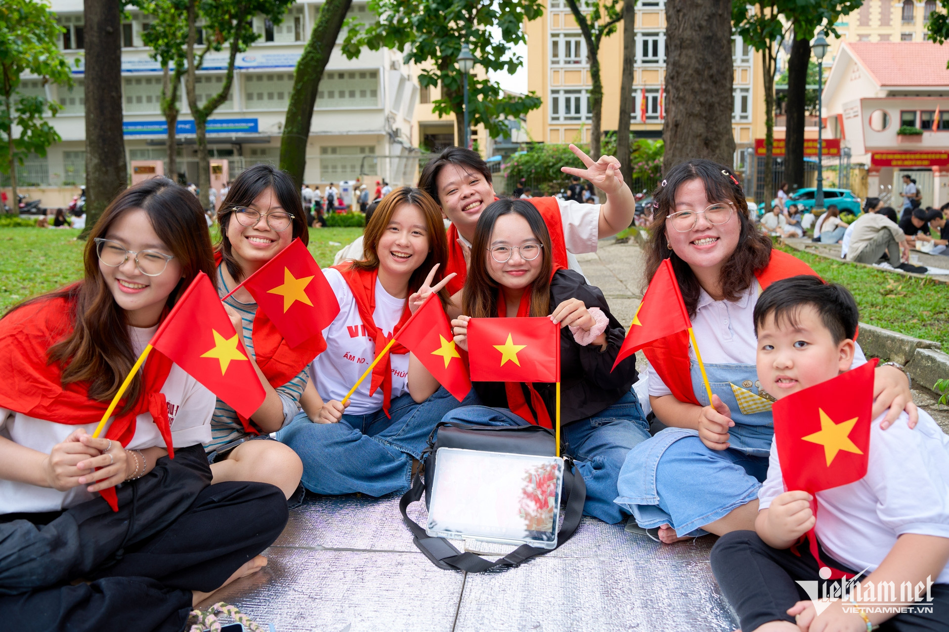 W-TPHCM cờ hoa quốc khánh   Tuấn Hùng 5.jpg