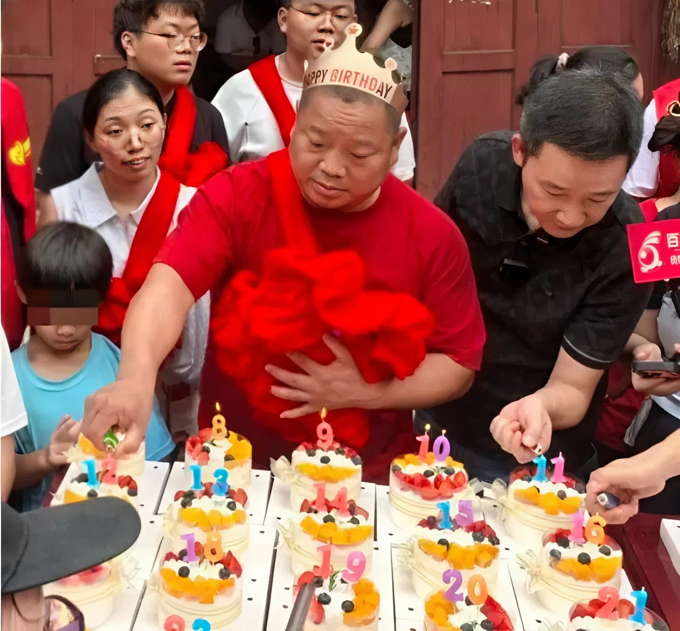 37 chiec banh sinh nhat anh.jpeg