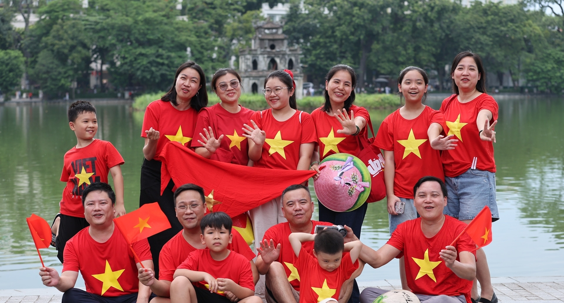 Người dân ở Thủ đô hòa mình trong sắc đỏ mừng Quốc khánh 2/9