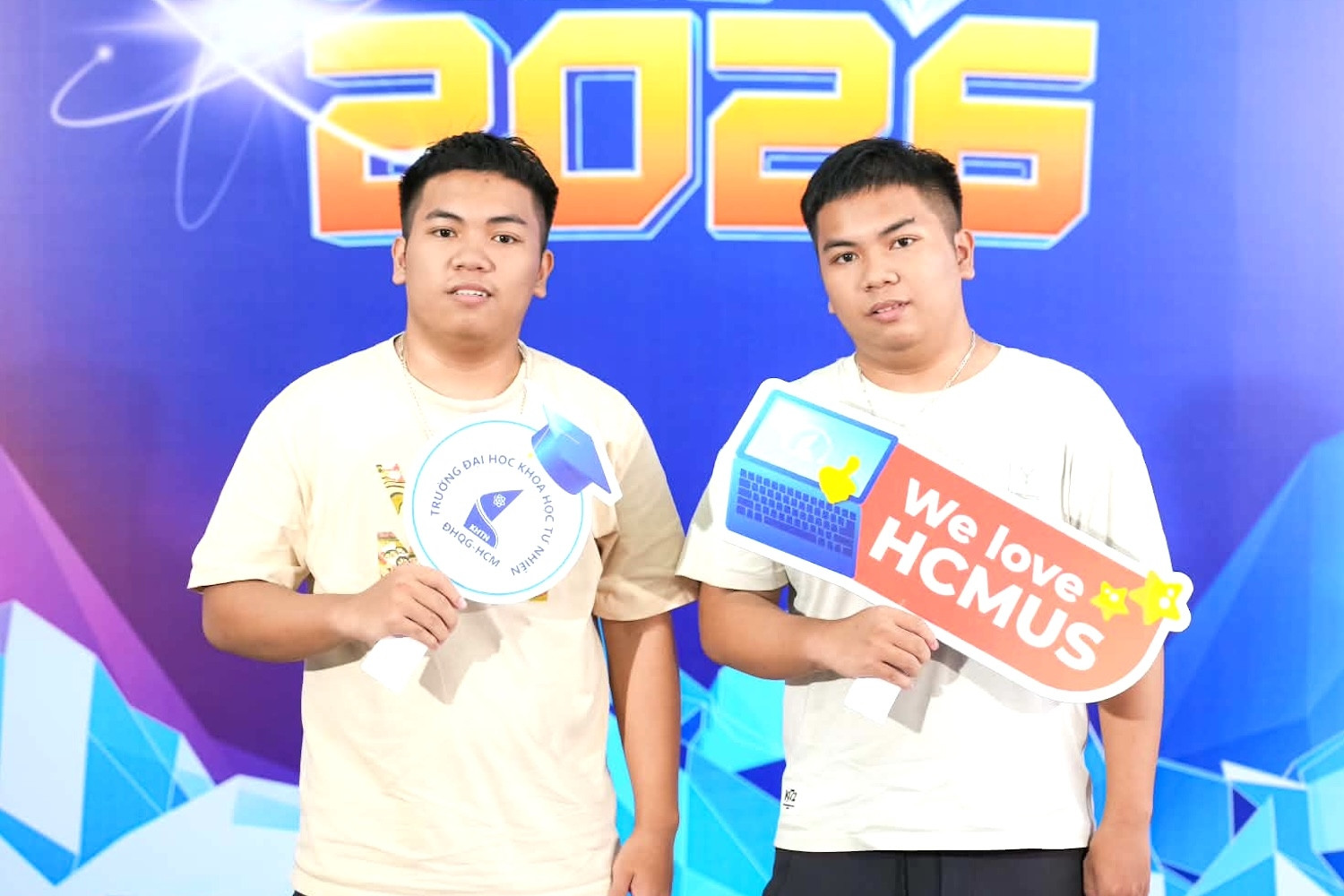 Anh em song sinh cùng được tuyển thẳng vào ngành học hot