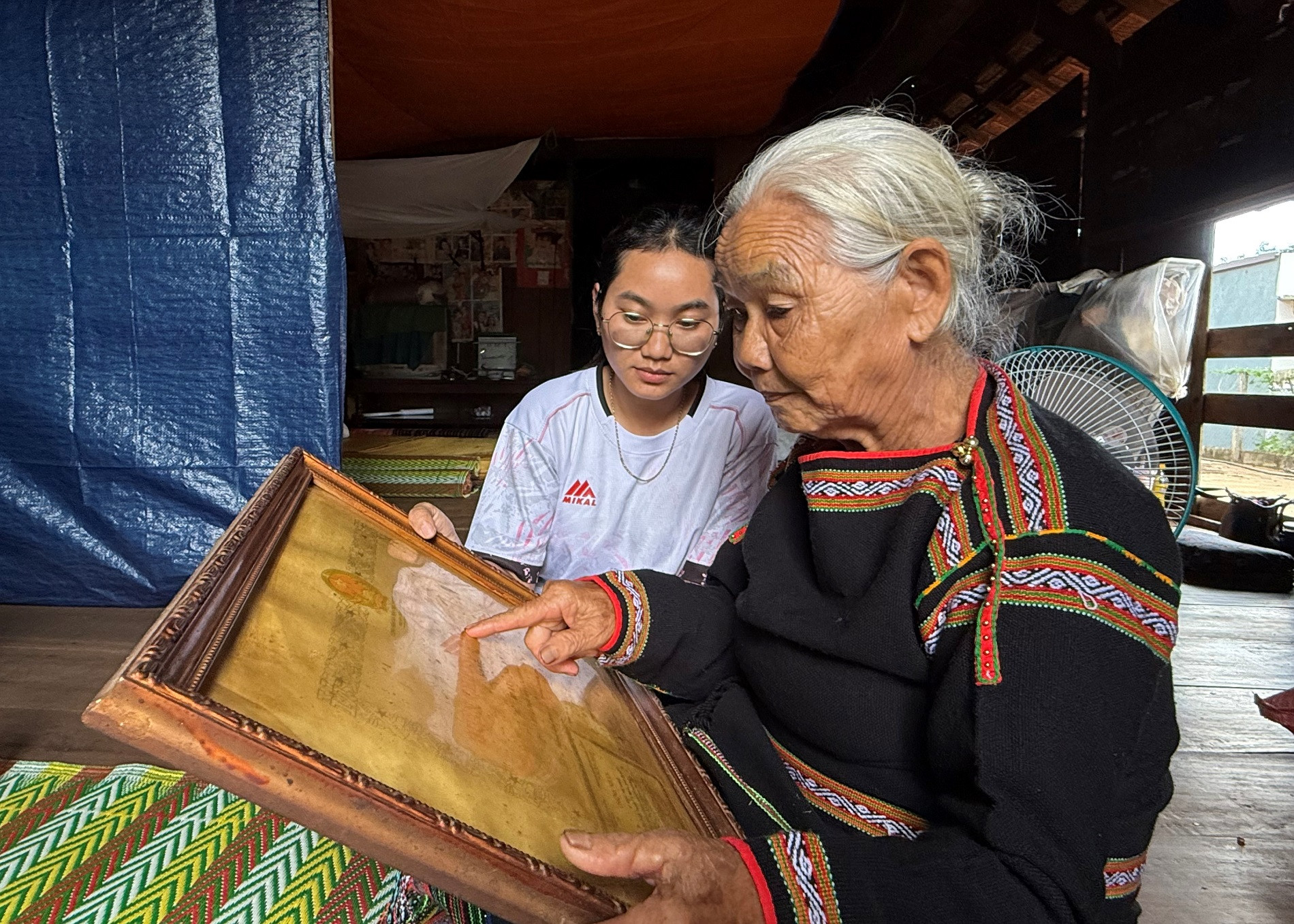 Bà H’Răng Niê vẫn kể cho con cháu nghe những câu chuyện thời kháng chiến.JPG