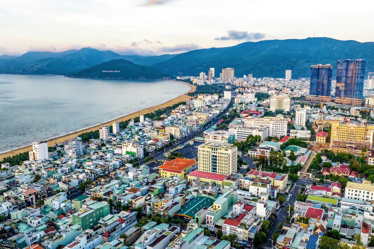 Bộ Chính trị: Có cơ chế khuyến khích phát triển một số địa phương lên thành phố