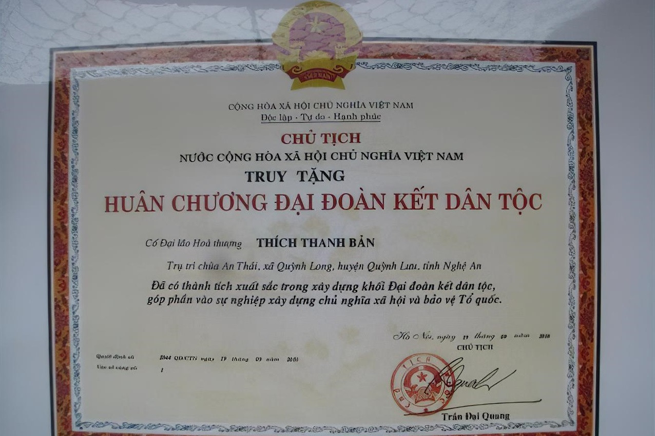 Chuyện nhà sư xứ Nghệ trồng rau dền đỏ để nhuộm cờ Đảng