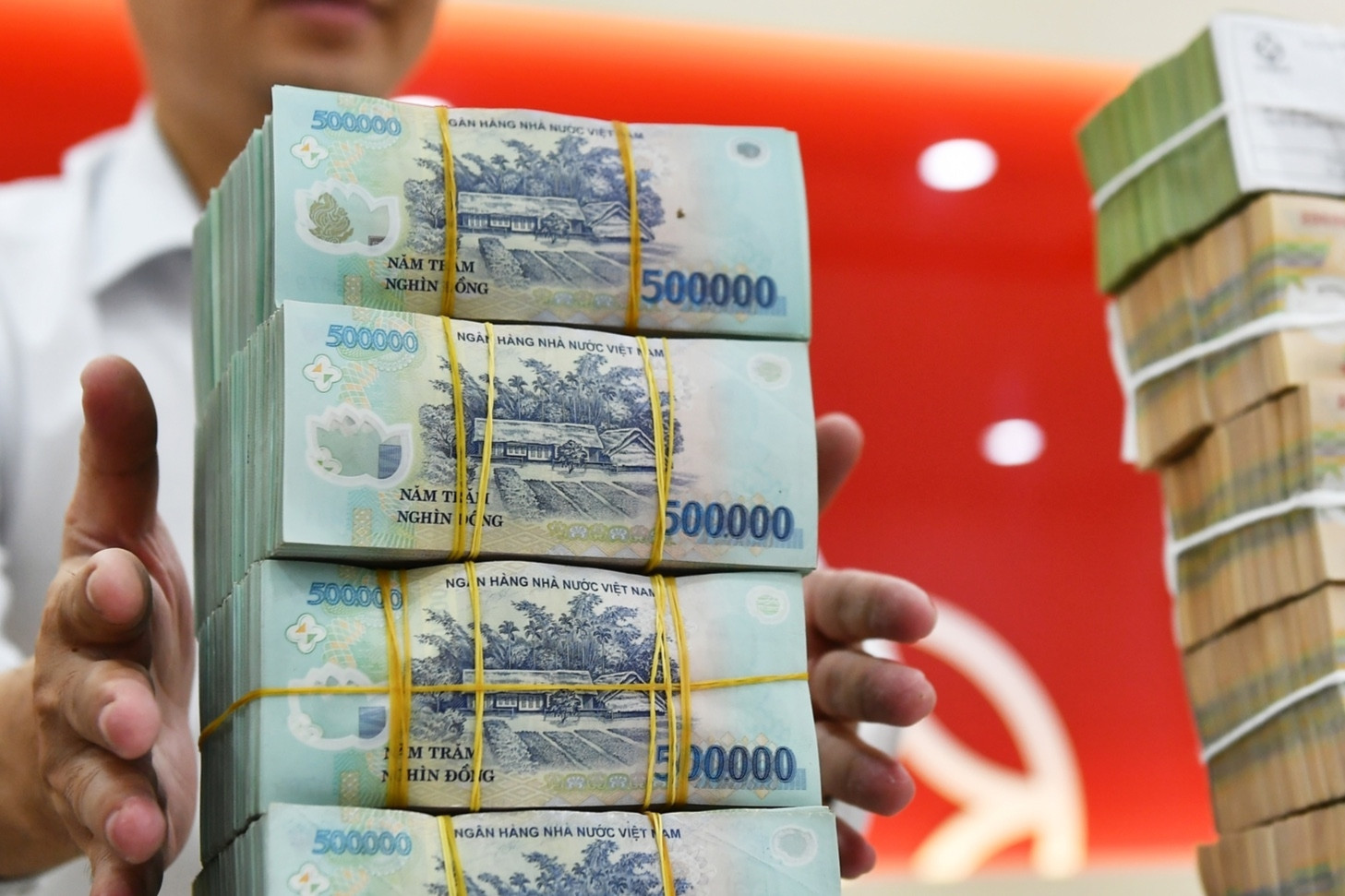 Có hơn 1 tỷ đồng, nên trả nợ mua nhà, gửi tiết kiệm hay mua vàng?