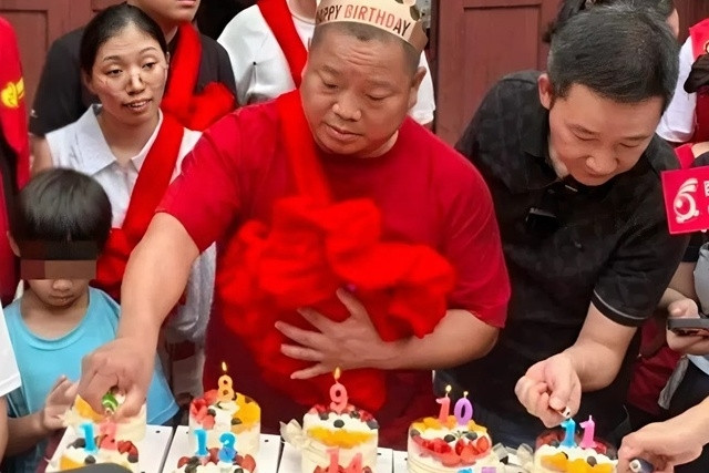 Con bị bắt cóc năm 6 tuổi, cha mẹ chuẩn bị 37 bánh sinh nhật ngày đoàn tụ