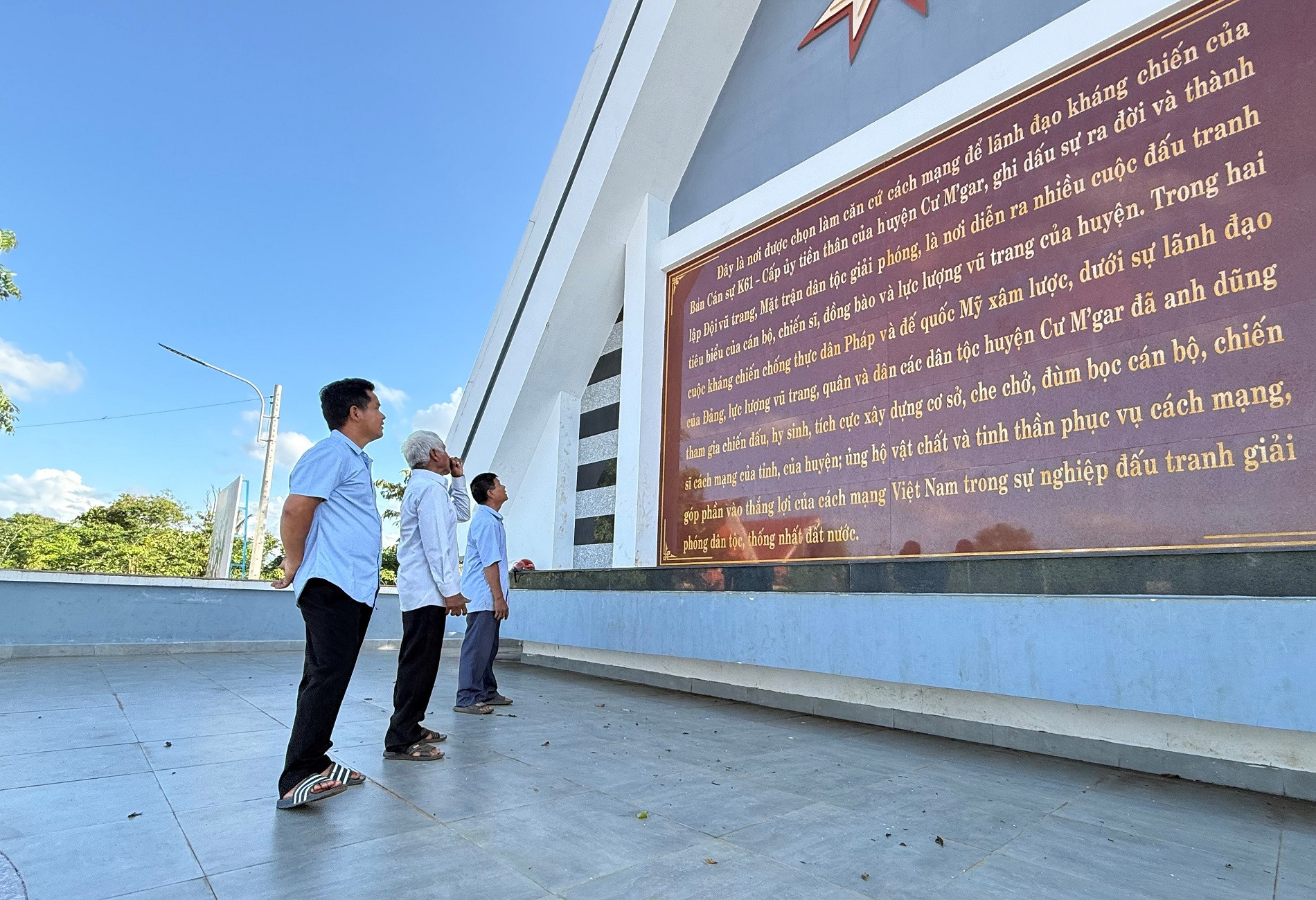Công trình Khu lưu niệm căn cứ cách mạng ở buôn Ea M'droh.JPG