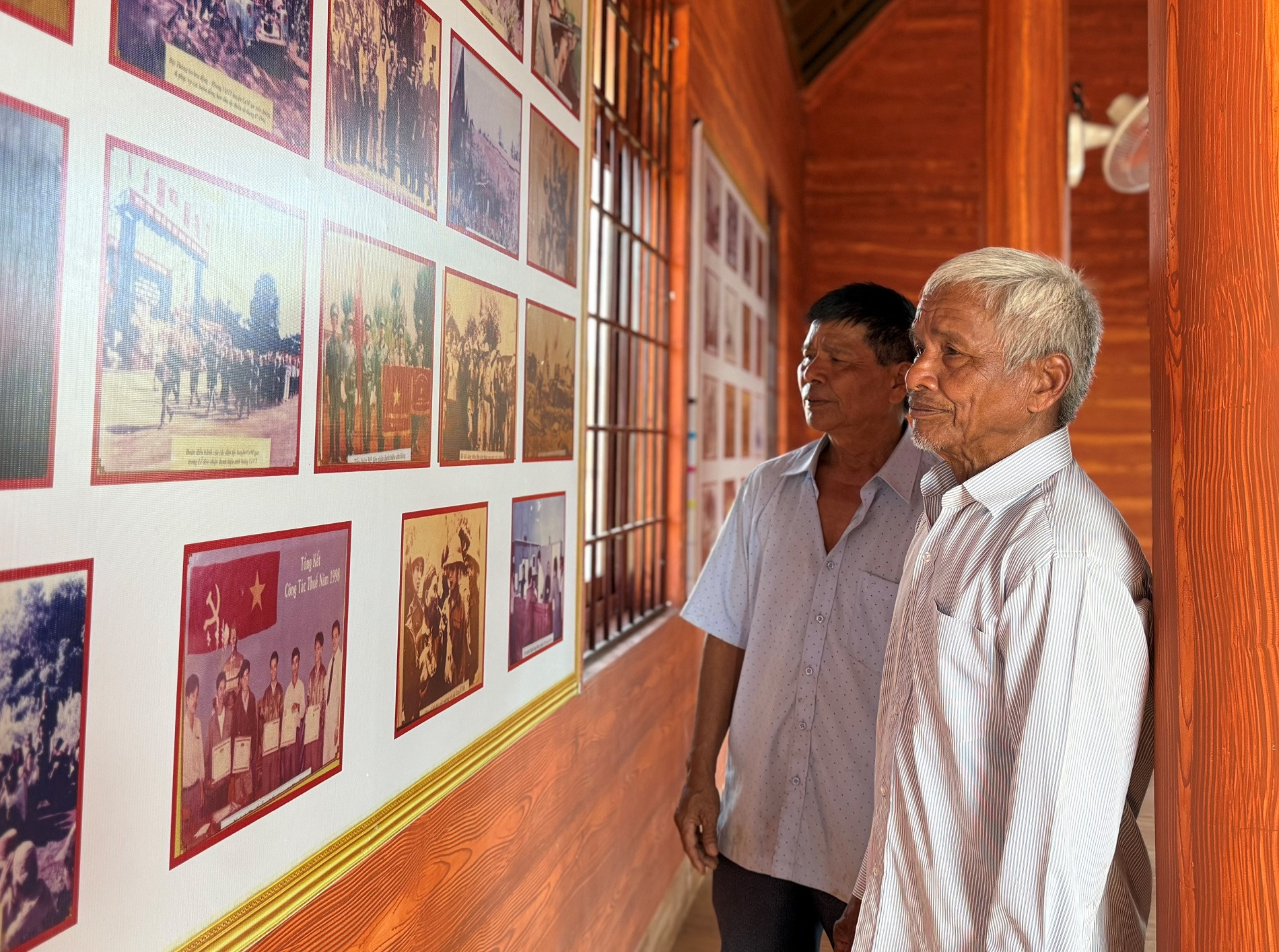 Già làng Y Dơng Niê Kđăm (bên phải) và ông Y Rang Niê Kđăm đến Khu lưu niệm căn cứ cách mạng huyện Cư M'gar cũ xem lại hình ảnh tư liệu thời kháng chiến.JPG