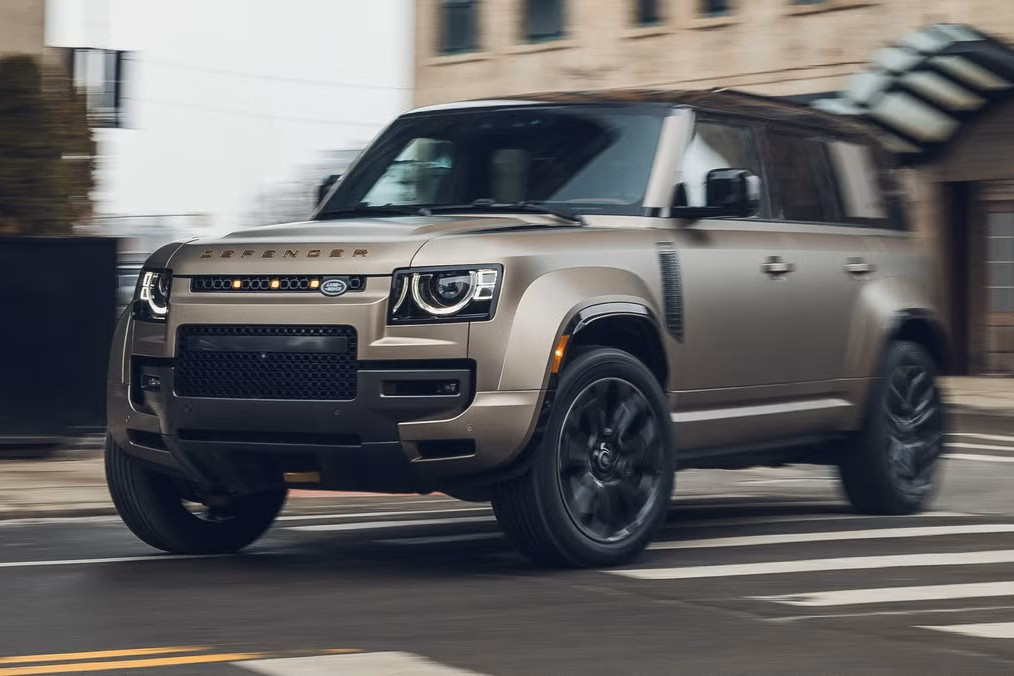 Land Rover Defender V8 1.jpg