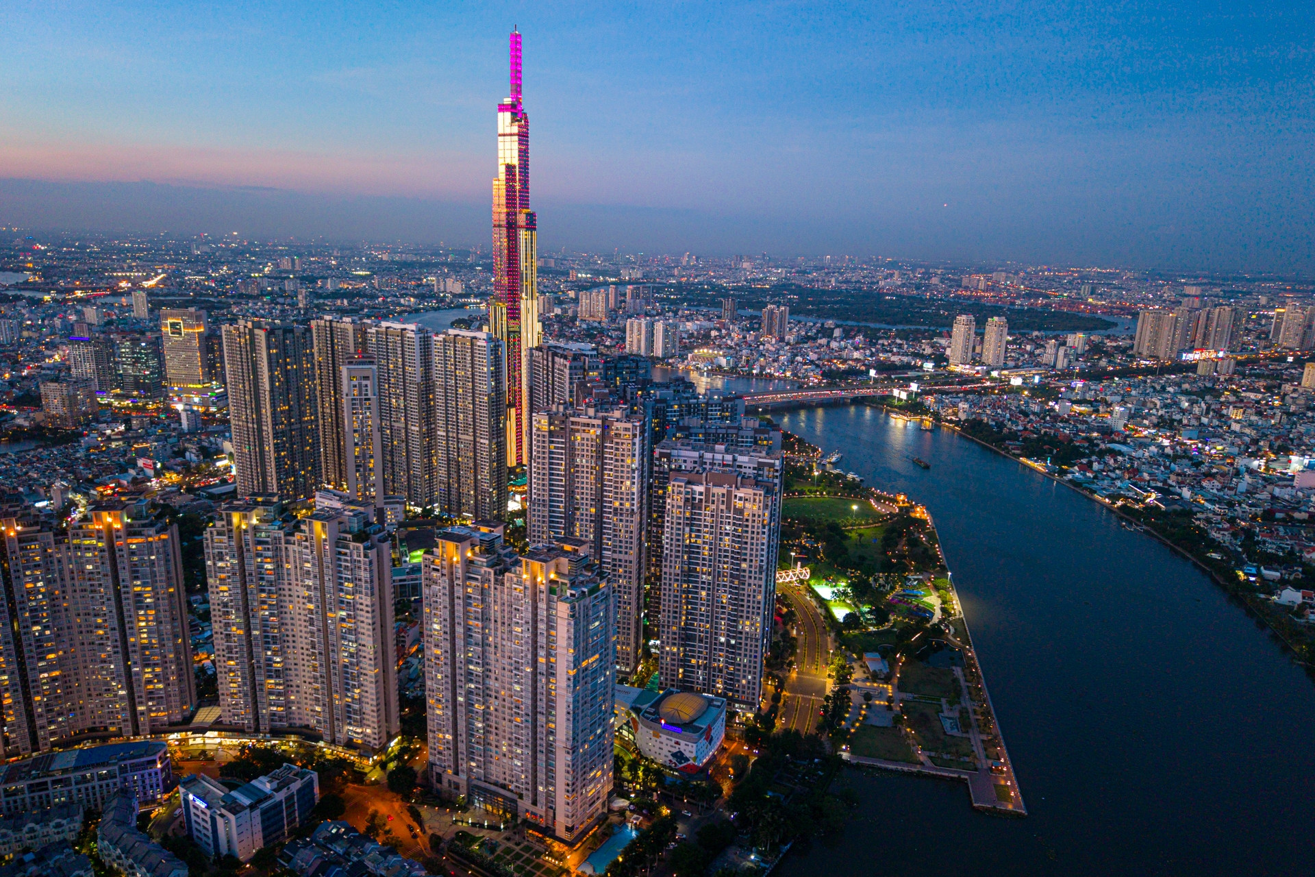 Người tài năng làm ở đô thị đặc biệt được hưởng thu nhập, tiền lương đặc thù