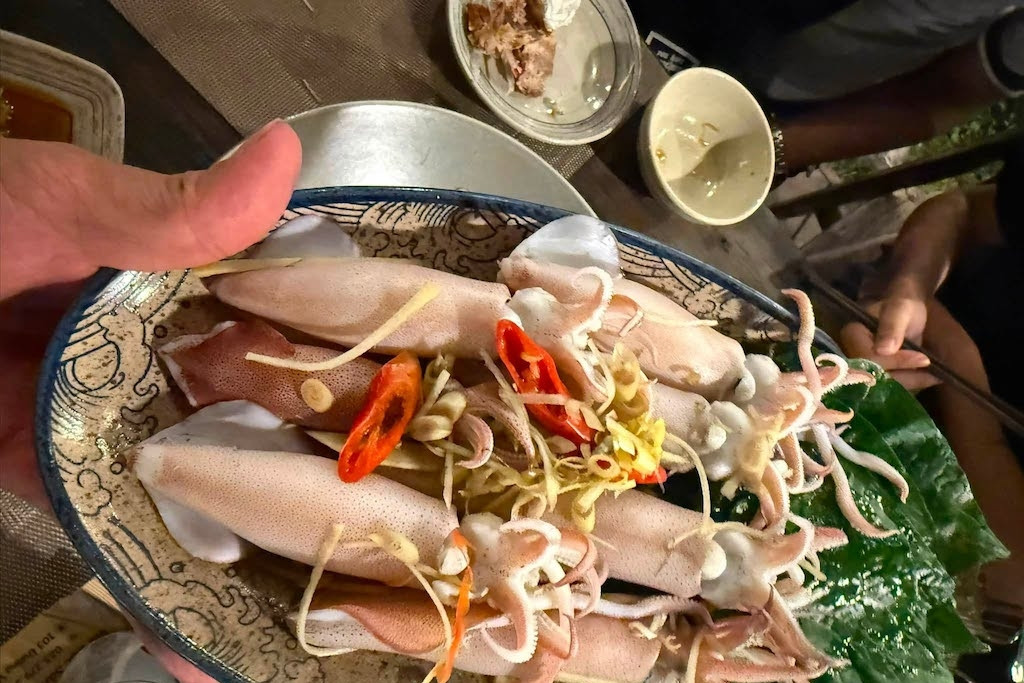 Phó giáo sư dinh dưỡng cảnh báo cạm bẫy từ thói quen ăn hải sản uống bia