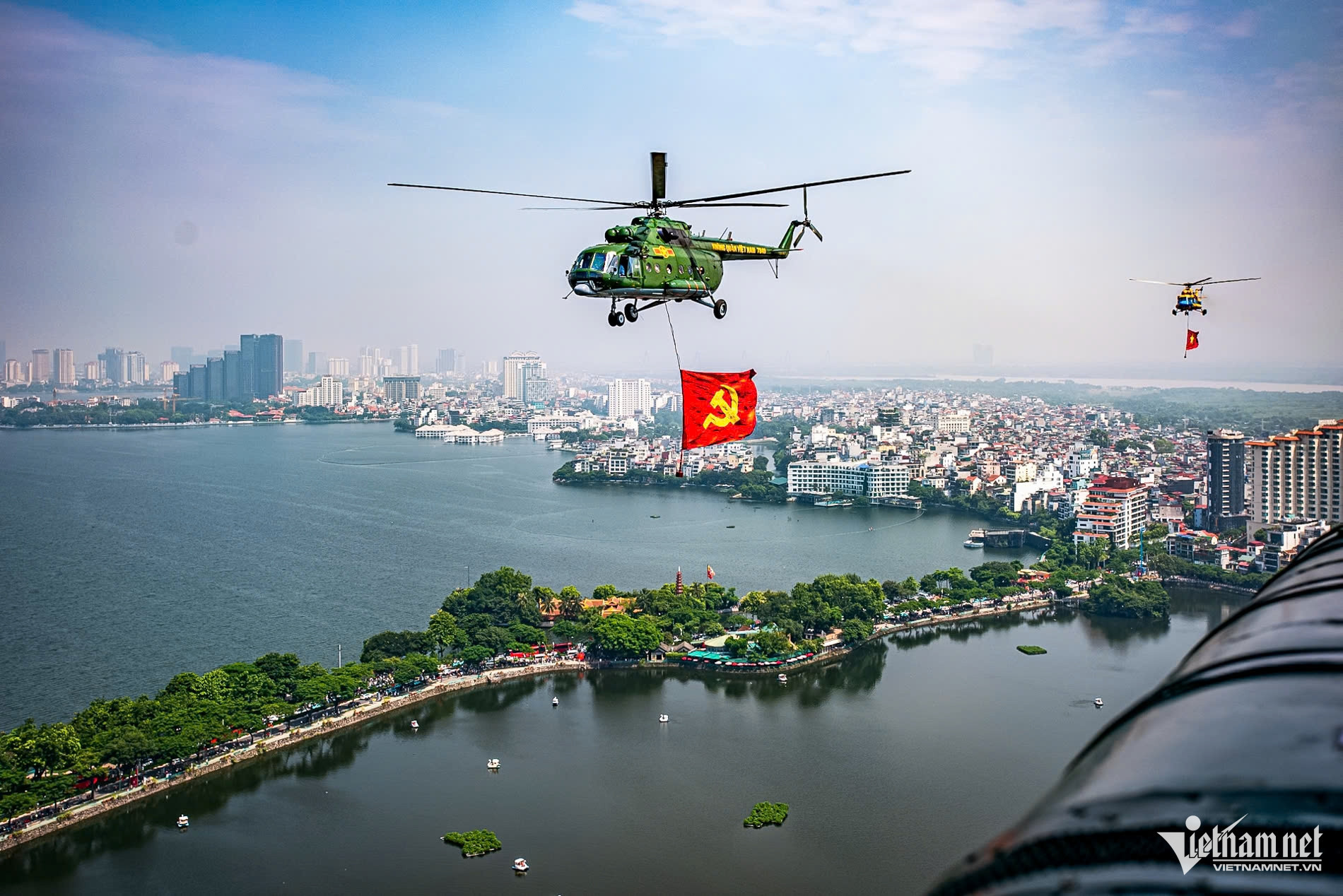trực thăng treo cờ