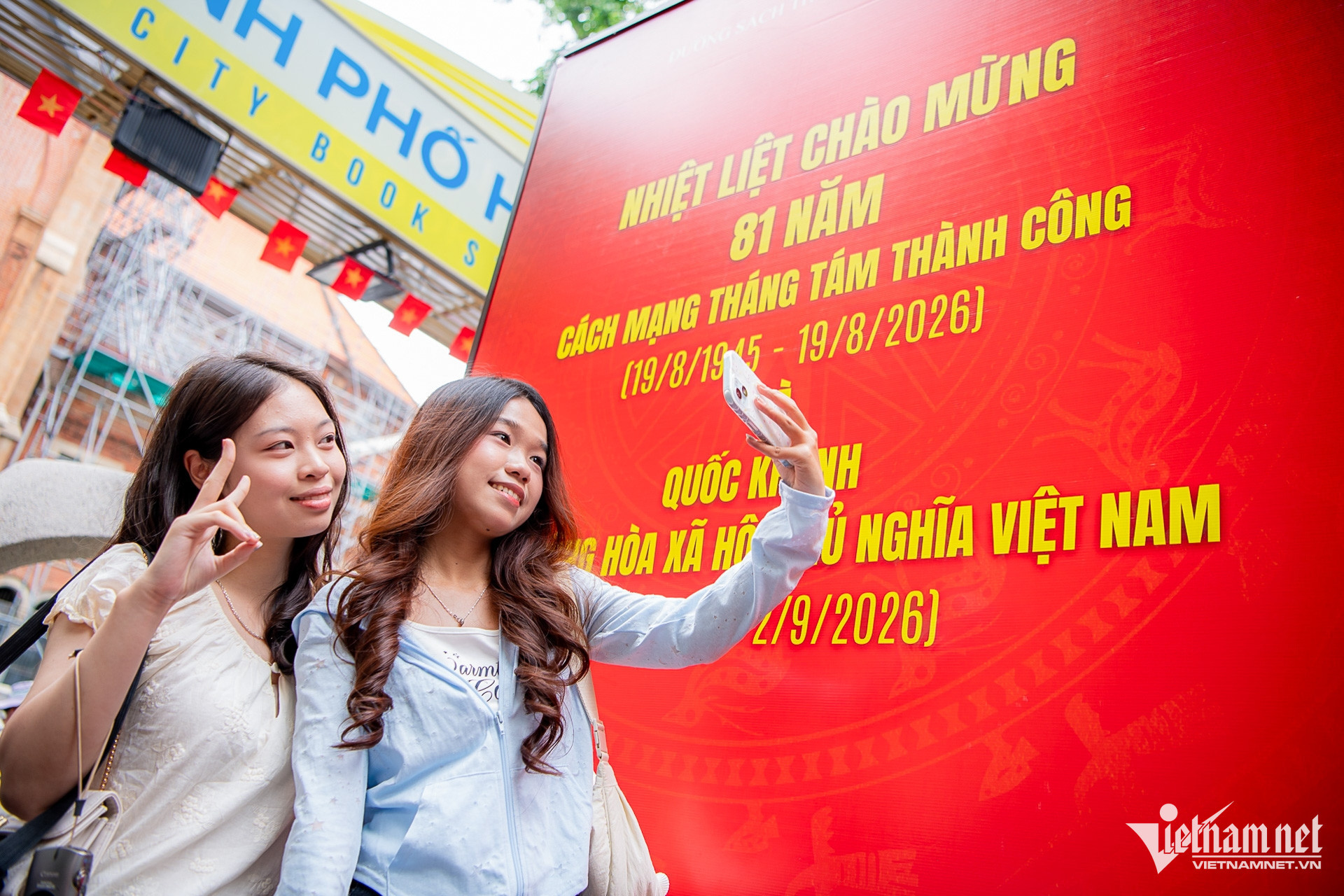 w tphcm co hoa quoc khanh tuan hung.jpg