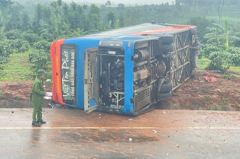 Xe khách chở 33 người mất lái lật nghiêng bên đường, 1 người tử vong