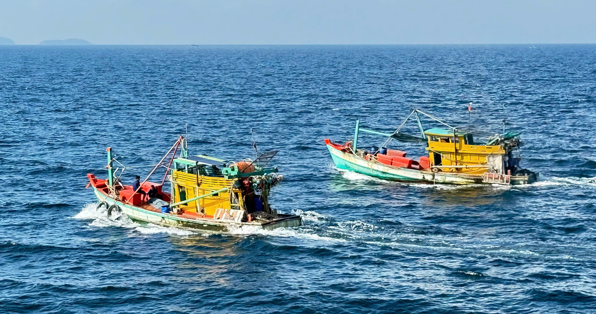 2. Các lực lượng phối hợp đưa thi thể vào bờ bàn giao cho cơ quan chức năng.jpg