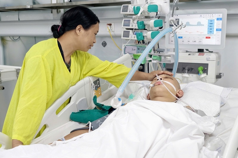 Con trai duy nhất bị tai nạn giao thông, mẹ người Dao xin cộng đồng cứu giúp
