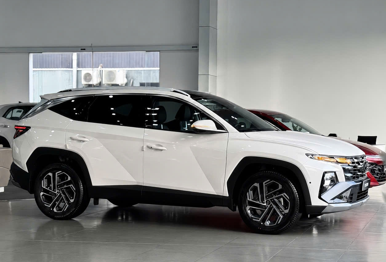 Đại lý ô tô tăng tốc xả hàng tồn kho, xe VIN 2025 giảm cả trăm triệu
