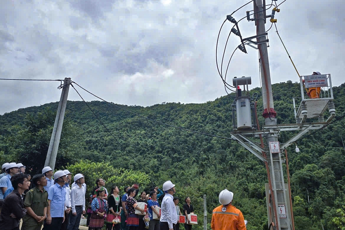 Điểm nghẽn điện lưới vùng cao: Dòng điện yếu ‘kìm chân’ sinh kế