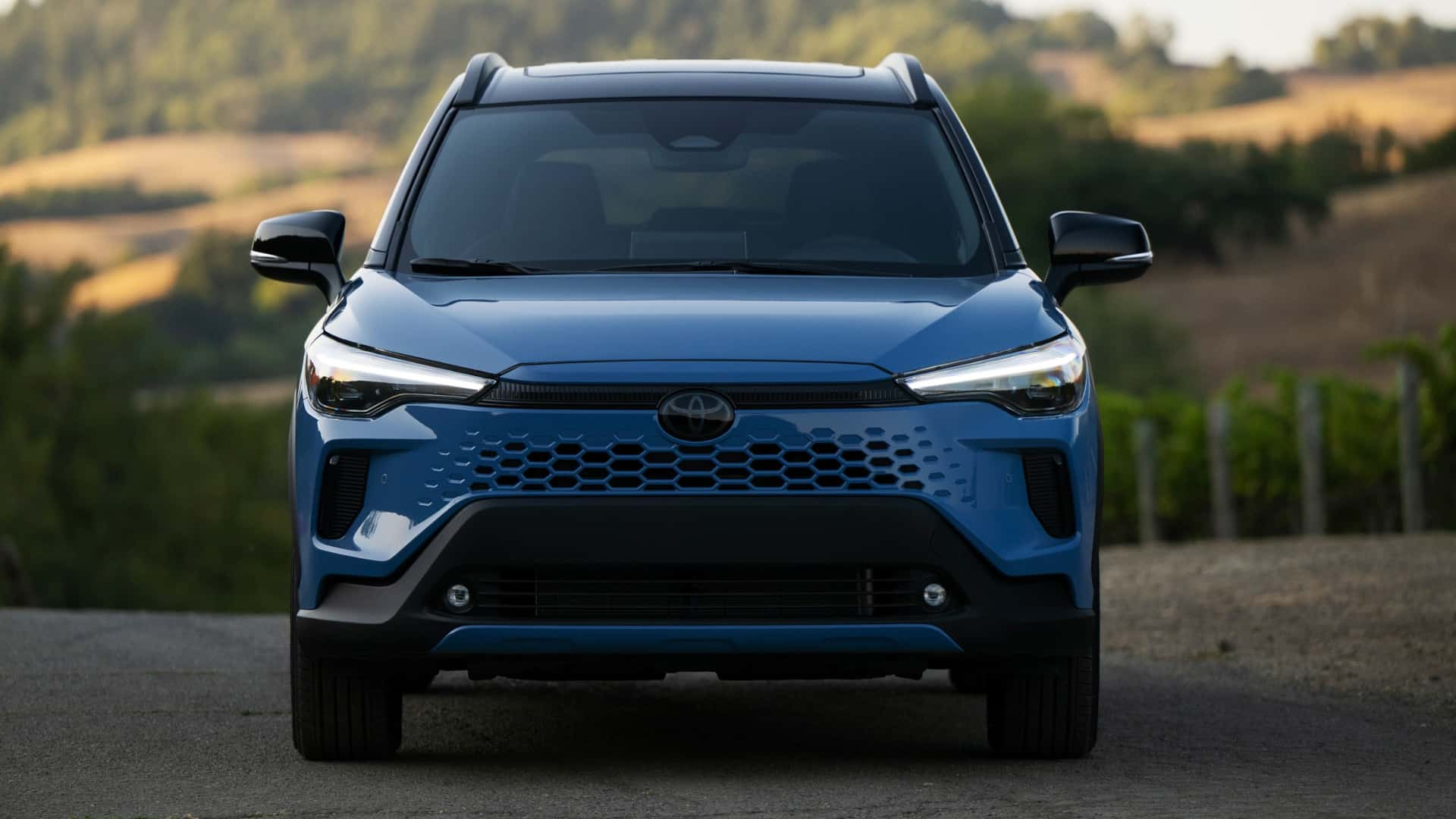 https://static-images.vnncdn.net/vps_images_publish/000001/000003/2026/8/4/mazda-cx-30-turbo-vs-toyota-corolla-cross-hybrid-comparison-6-2659.jpg