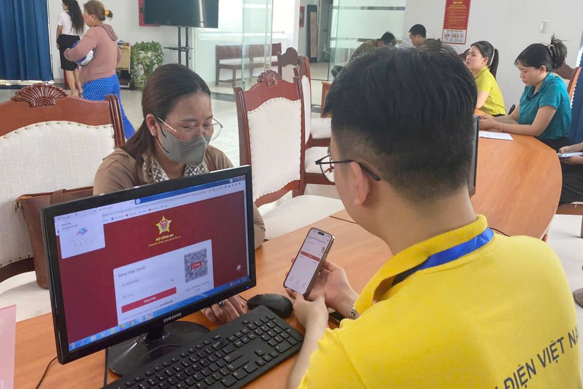 Phát triển hệ thống điểm hỗ trợ người dân tiếp cận dịch vụ công trực tuyến