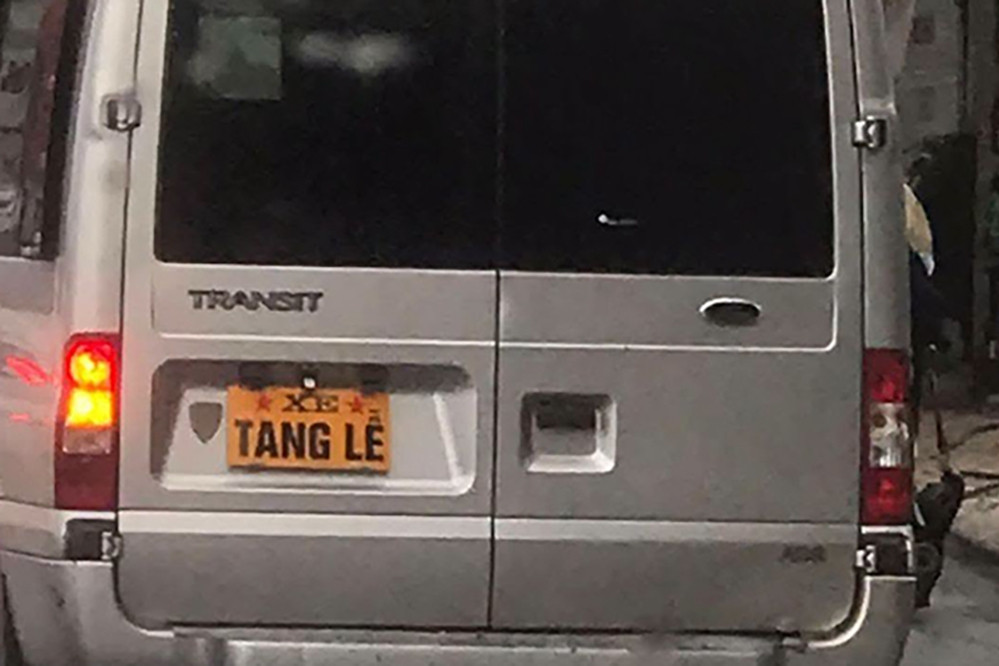 Tài xế dùng bảng 'xe tang lễ' để che biển số ô tô