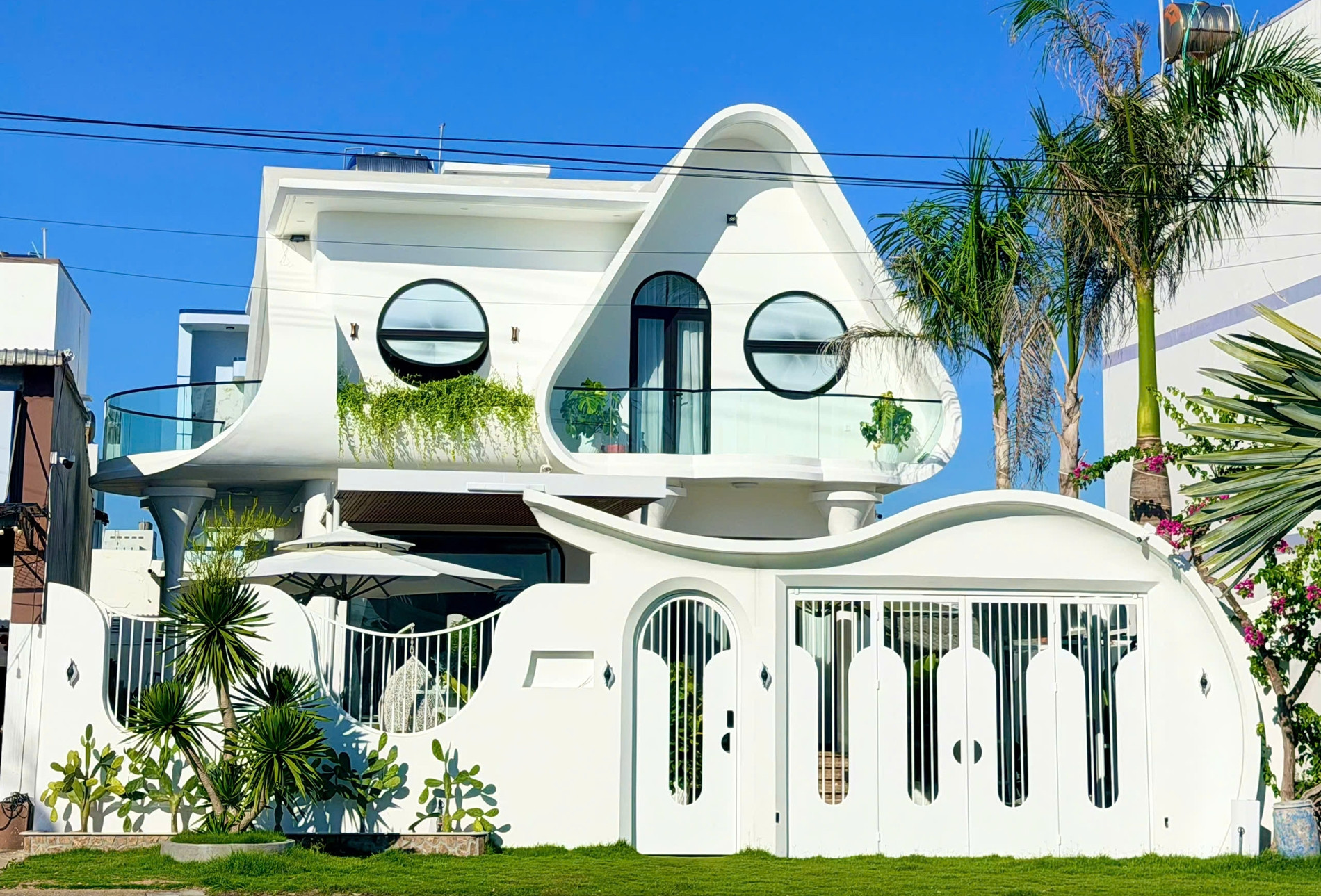Vợ chồng trẻ rời TPHCM về Đắk Lắk, xây nhà uốn lượn cách điệu 'không giống ai'