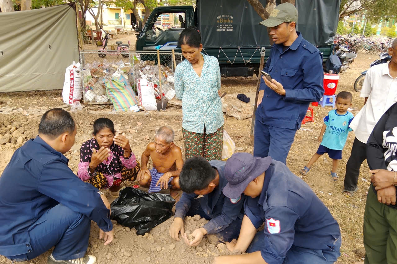 Bên này biên giới, vẫn còn những mái nhà chưa thôi chờ đợi