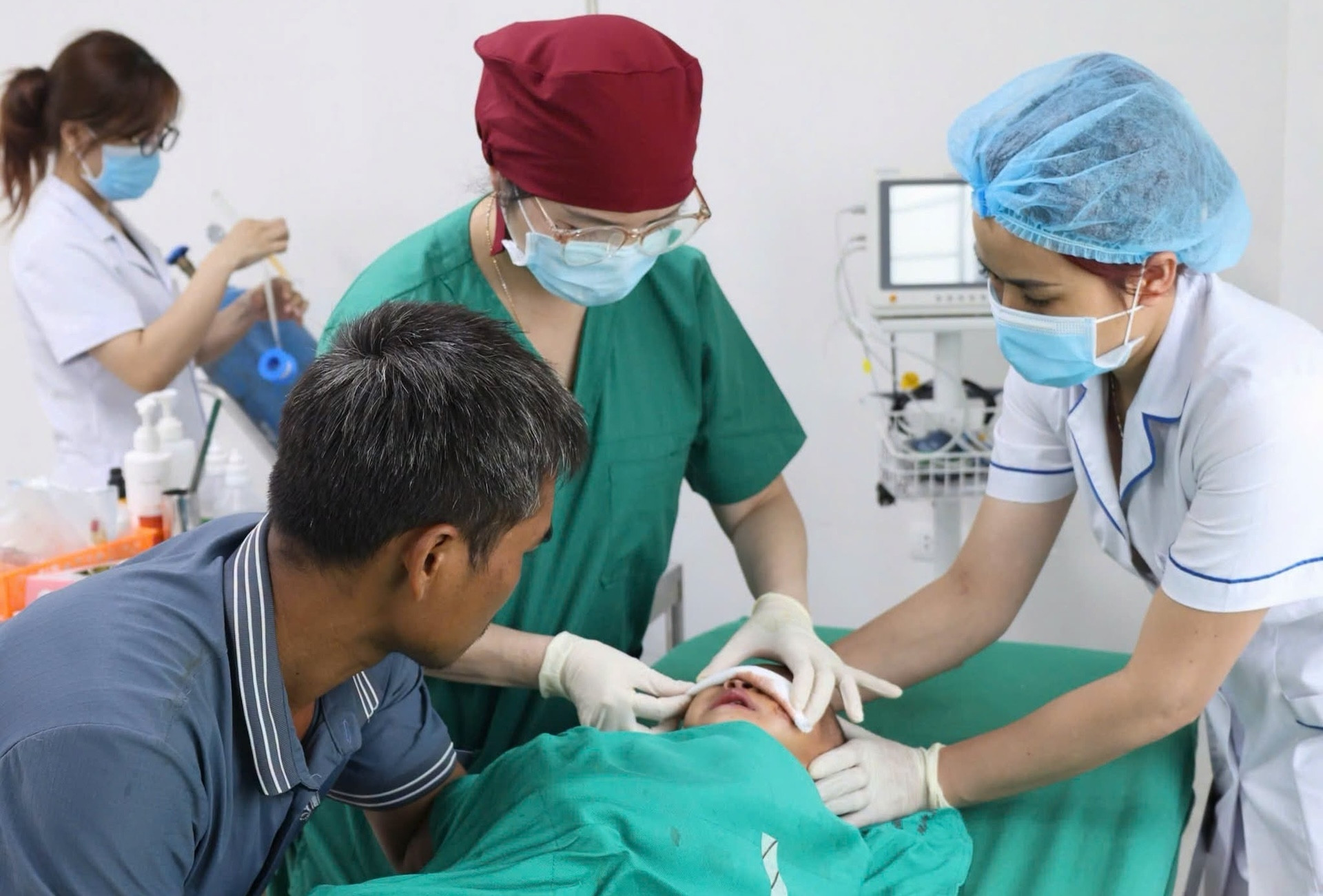 Bị chó hàng xóm cắn, bé trai 2 tuổi tổn thương nghiêm trọng vùng mặt
