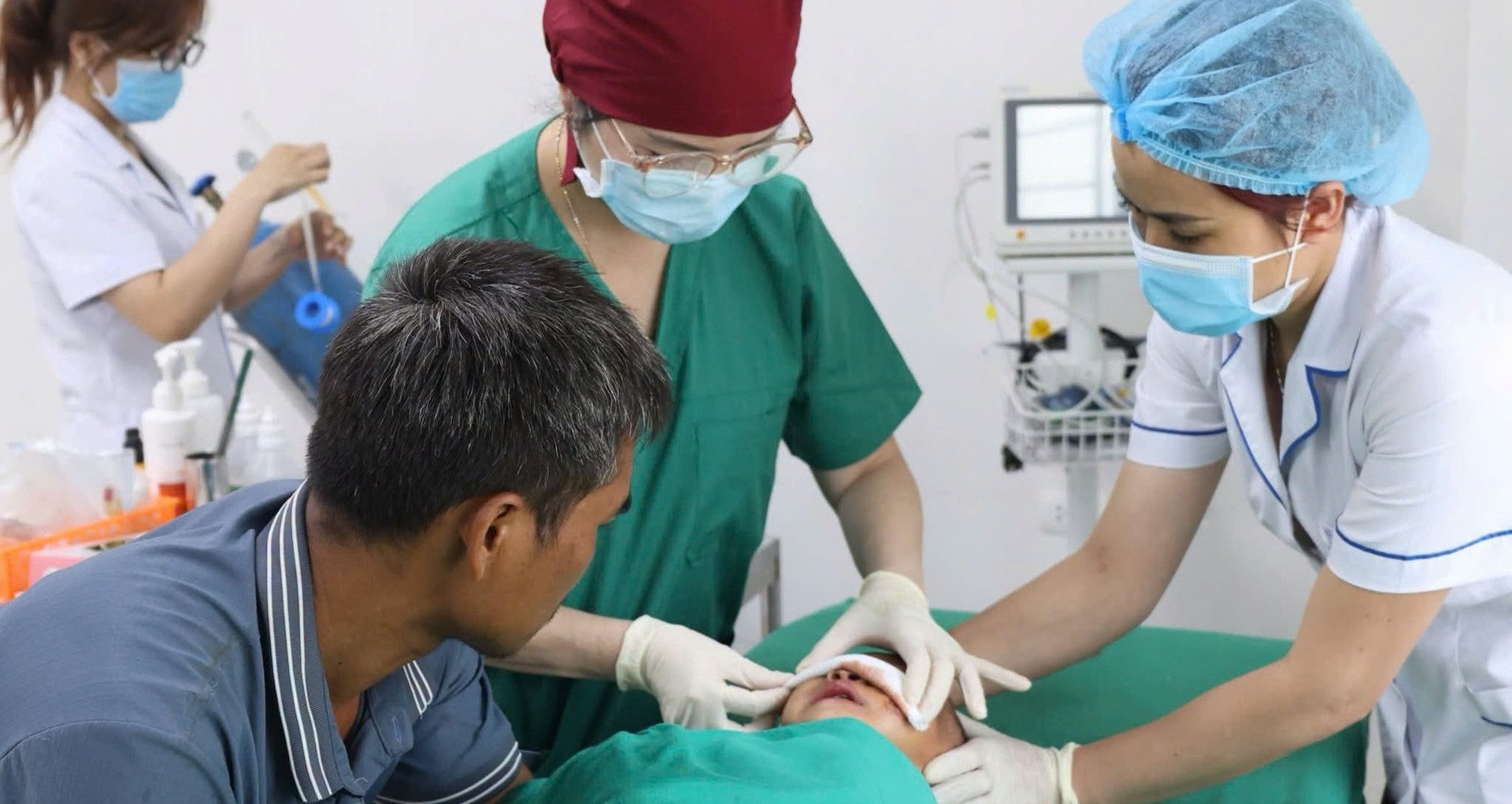 Bị chó hàng xóm cắn, bé trai 2 tuổi tổn thương nghiêm trọng vùng mặt