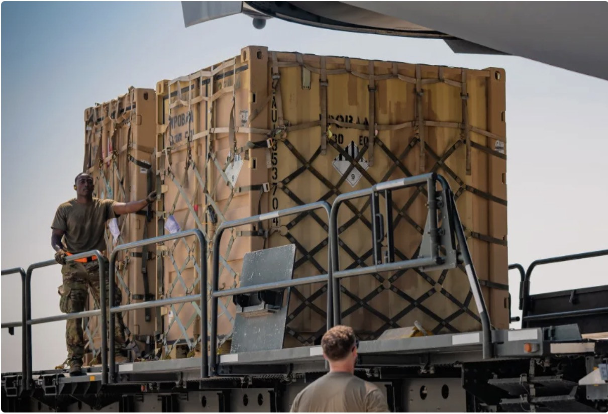 Các nhân viên thuộc không quân Mỹ bốc xếp thiết bị hỗ trợ cho hệ thống THAAD lên máy bay. Ảnh: Bộ Tư lệnh Không quân Mỹ tại Trung Đông.