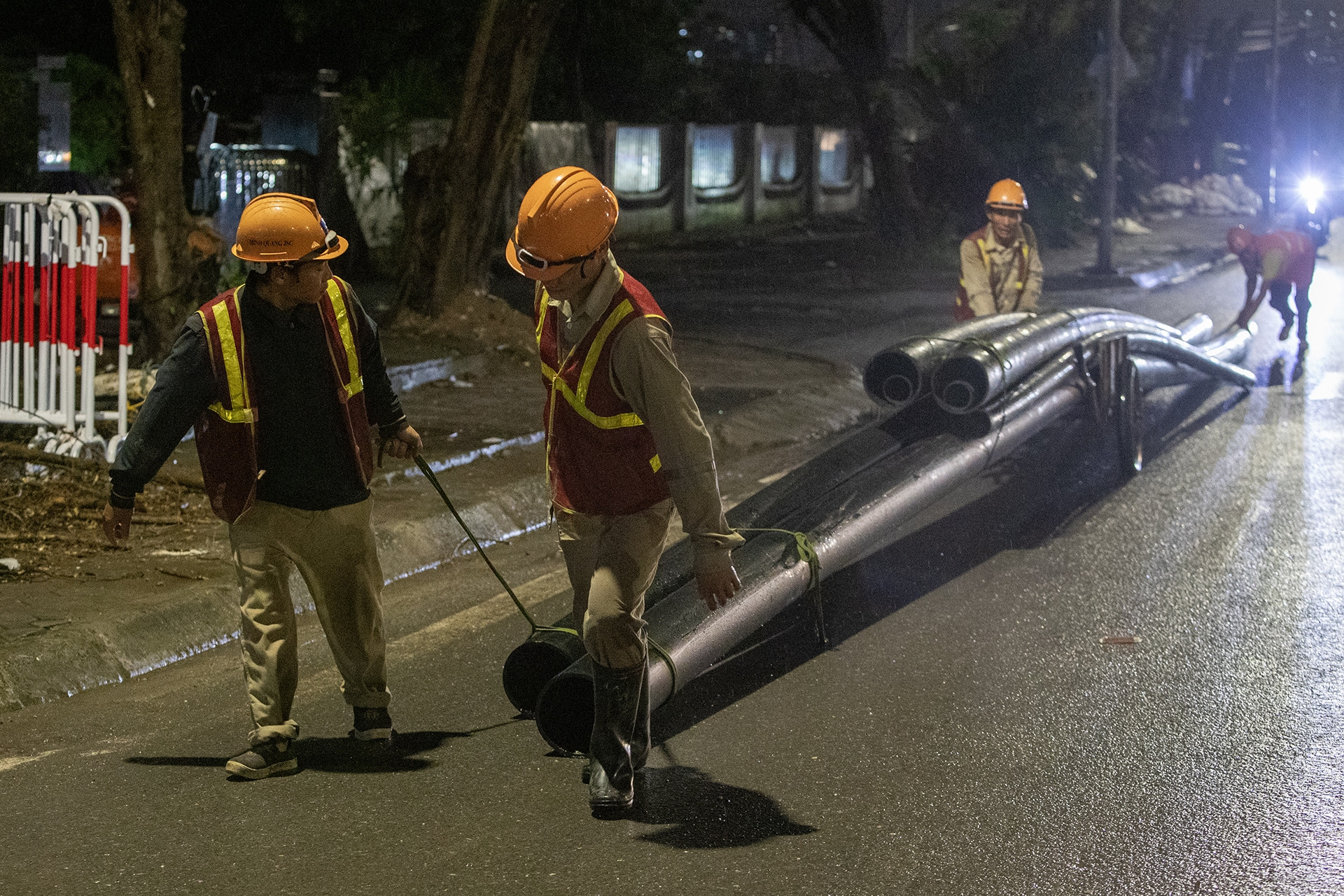 Công nhân trắng đêm cắt cây, hạ ngầm cáp phục vụ dự án cầu vượt Phạm Tu ở Hà Nội
