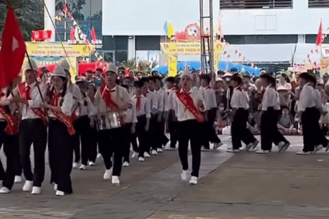 Học sinh vừa diễu hành vừa nhún nhảy, uốn éo: Đó không phải là nghi thức Đội