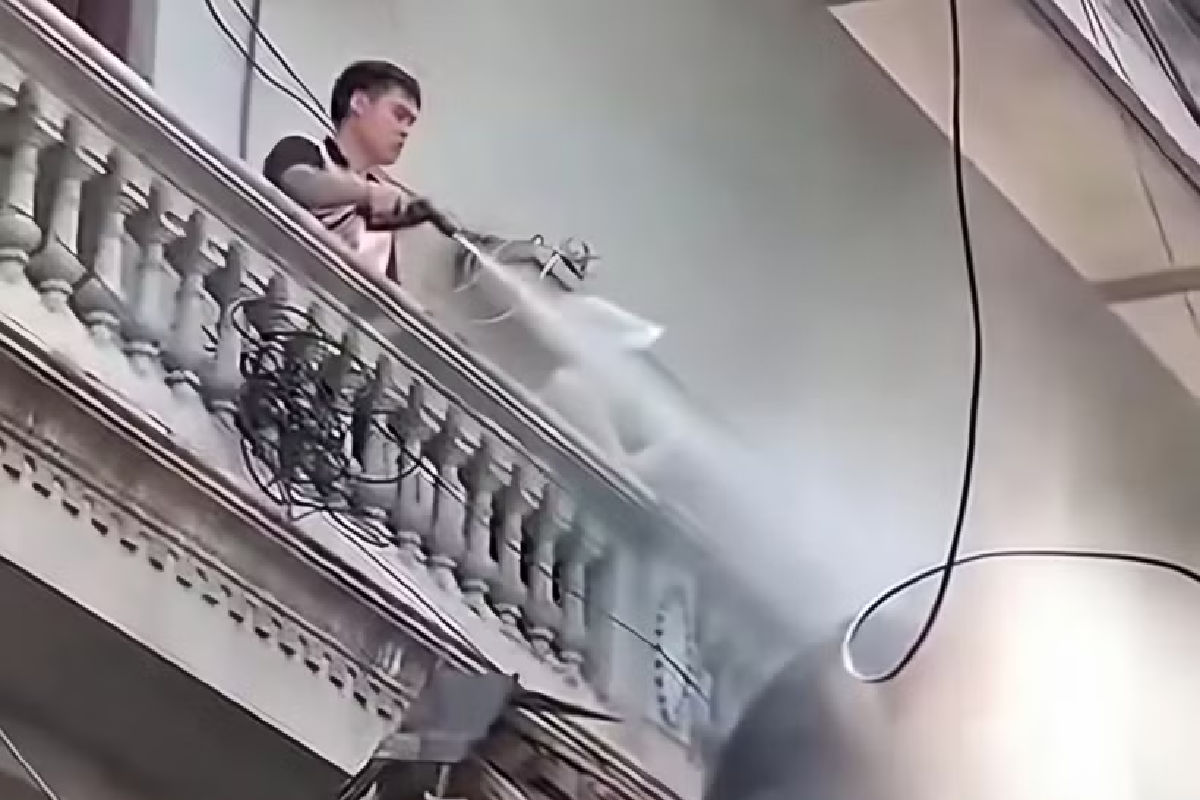 Khởi tố người đàn ông xịt nước vào thợ tháo dỡ ở Hà Nội