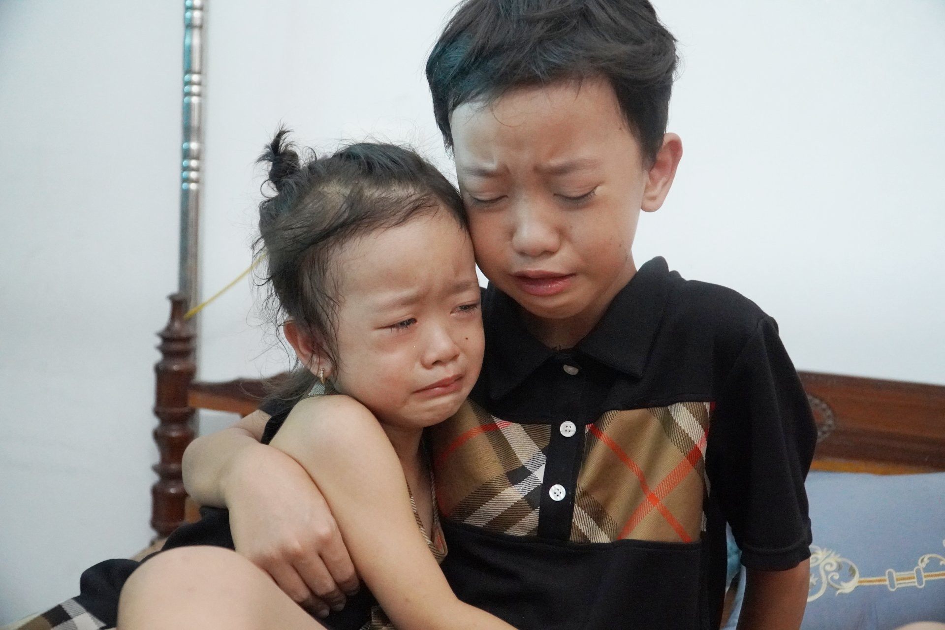 Mắc bệnh hiểm, cậu bé 9 tuổi khóc hỏi: 'Ông có tiền chữa bệnh cho cháu không?'