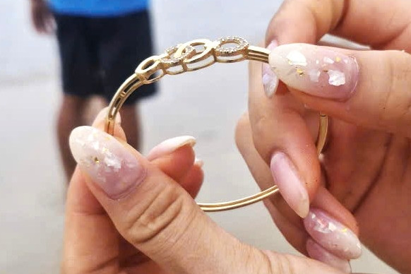 Nữ du khách bật khóc khi tìm được lắc vàng rơi xuống biển ở Đà Nẵng