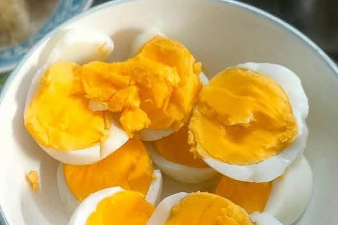 Phó giáo sư giải thích trứng luộc lòng đào hay chín kỹ tốt hơn