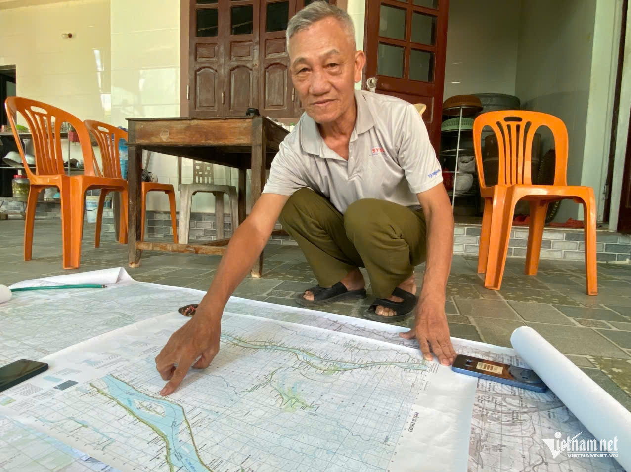 W-Cựu binh vẽ bản đồ.jpg