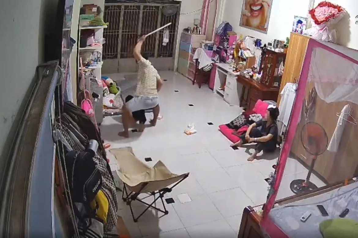 Bé gái 11 tuổi bị người tình của mẹ đánh đập, bắt quỳ xuyên đêm
