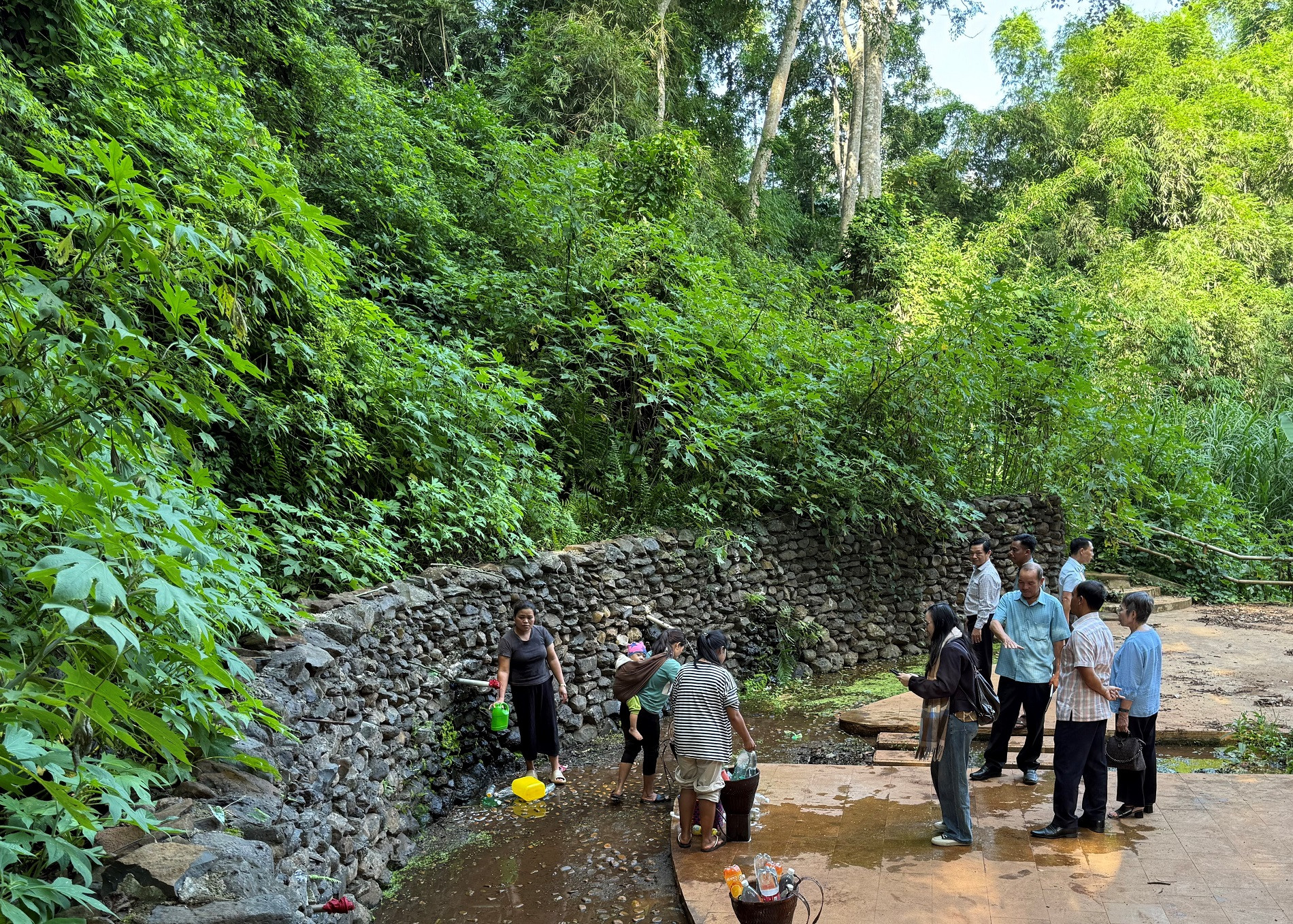 Bến nước Kli A trở thành điểm đến hấp dẫn đối với nhiều du khách khi tìm hiểu đời sống, văn hóa của người Ê Đê.JPG