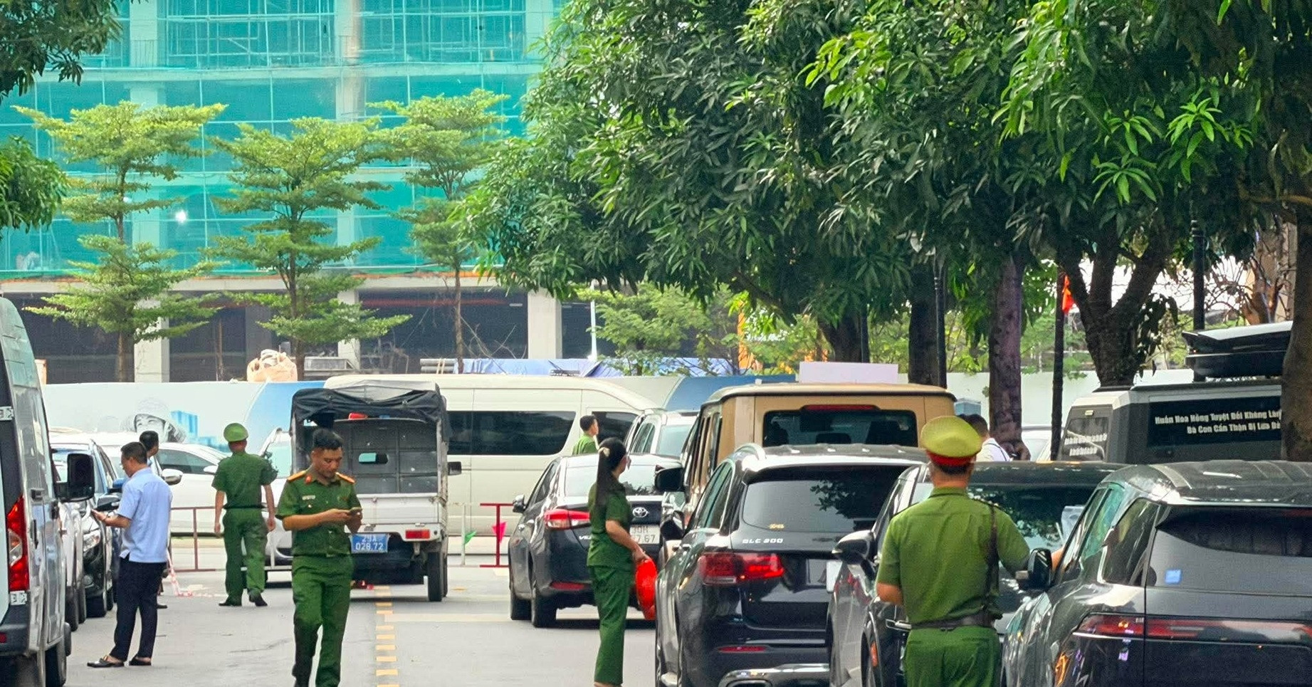 Cảnh sát xuất hiện ở nhà &amp;apos;Huấn Hoa Hồng&amp;apos;, đám đông theo dõi