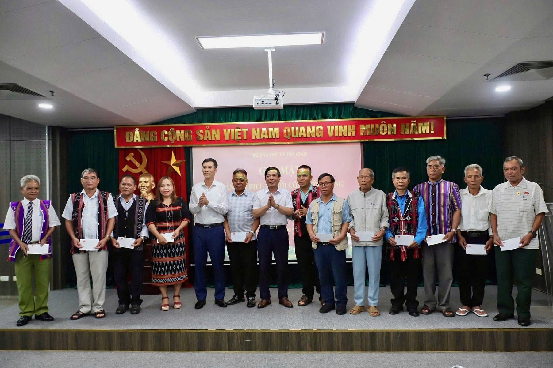 Chính sách Người có uy tín: Đúng người, đúng công cụ để giữ niềm tin cộng đồng