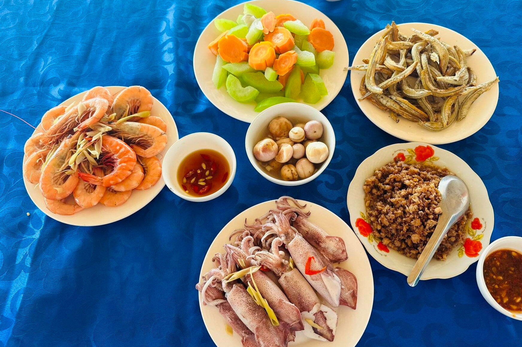 https://static-images.vnncdn.net/vps_images_publish/000001/000003/2026/8/6/dao-ngoc-vung-2099.jpg