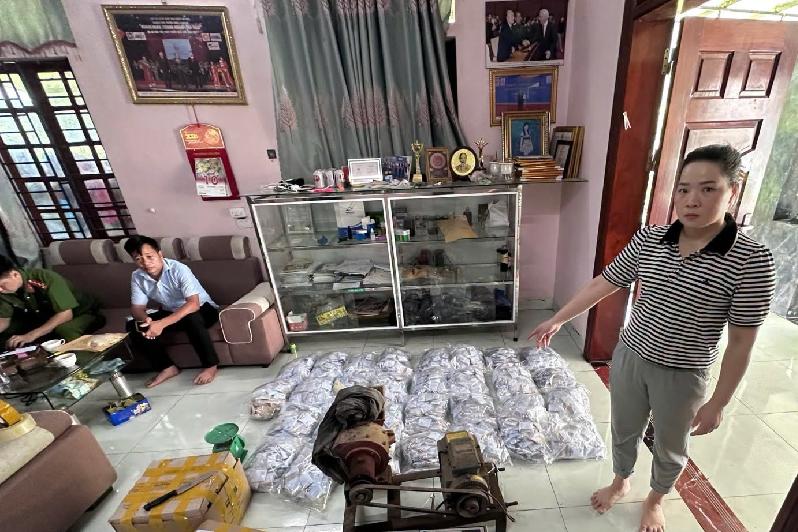 Hà Nội: Khởi tố 2 đối tượng trộn Paracetamol vào thuốc Đông y, nổ chữa bách bệnh