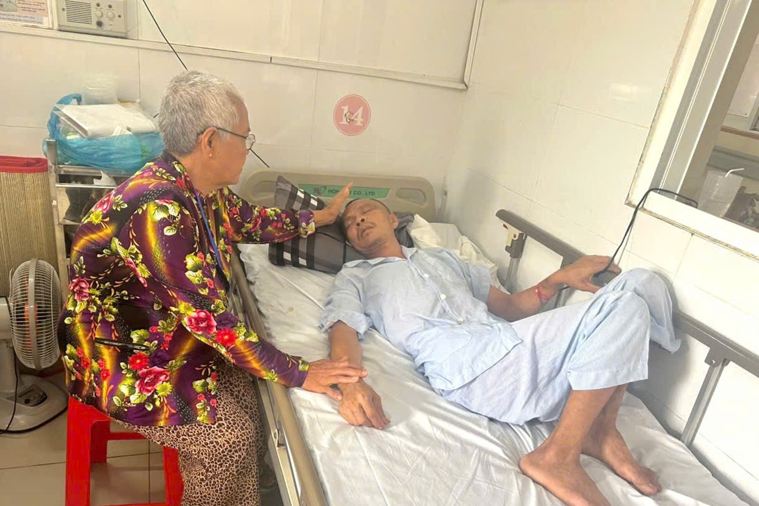 Mẹ già 71 tuổi chăm con trai tai nạn nặng, sống nhờ những suất cơm từ thiện