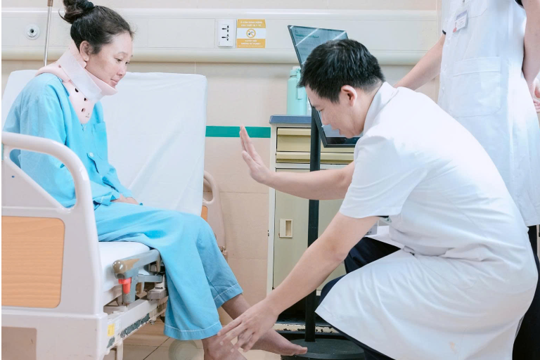 Người phụ nữ Lào bị liệt đã bán cả đàn bò sang Việt Nam tìm lại bước đi